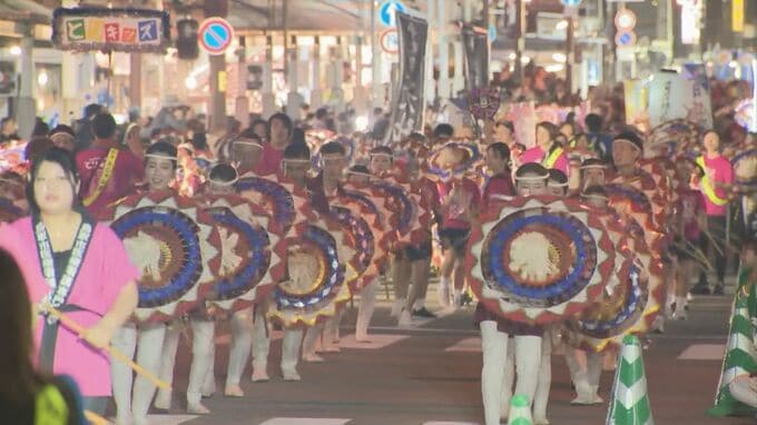 鳥取の夏の風物詩「鳥取しゃんしゃん祭」一斉傘踊りはコロナ禍以降最多の114連が参加、過去最大級1万発の花火が夜空彩る|TBS NEWS DIG