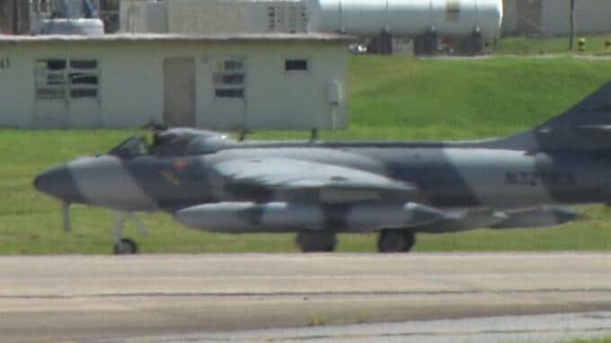 仮想敵機として使用される「MK-58 ホーカーハンター」が嘉手納基地に飛来　電子戦訓練などで敵の部隊を演出|TBS NEWS DIG