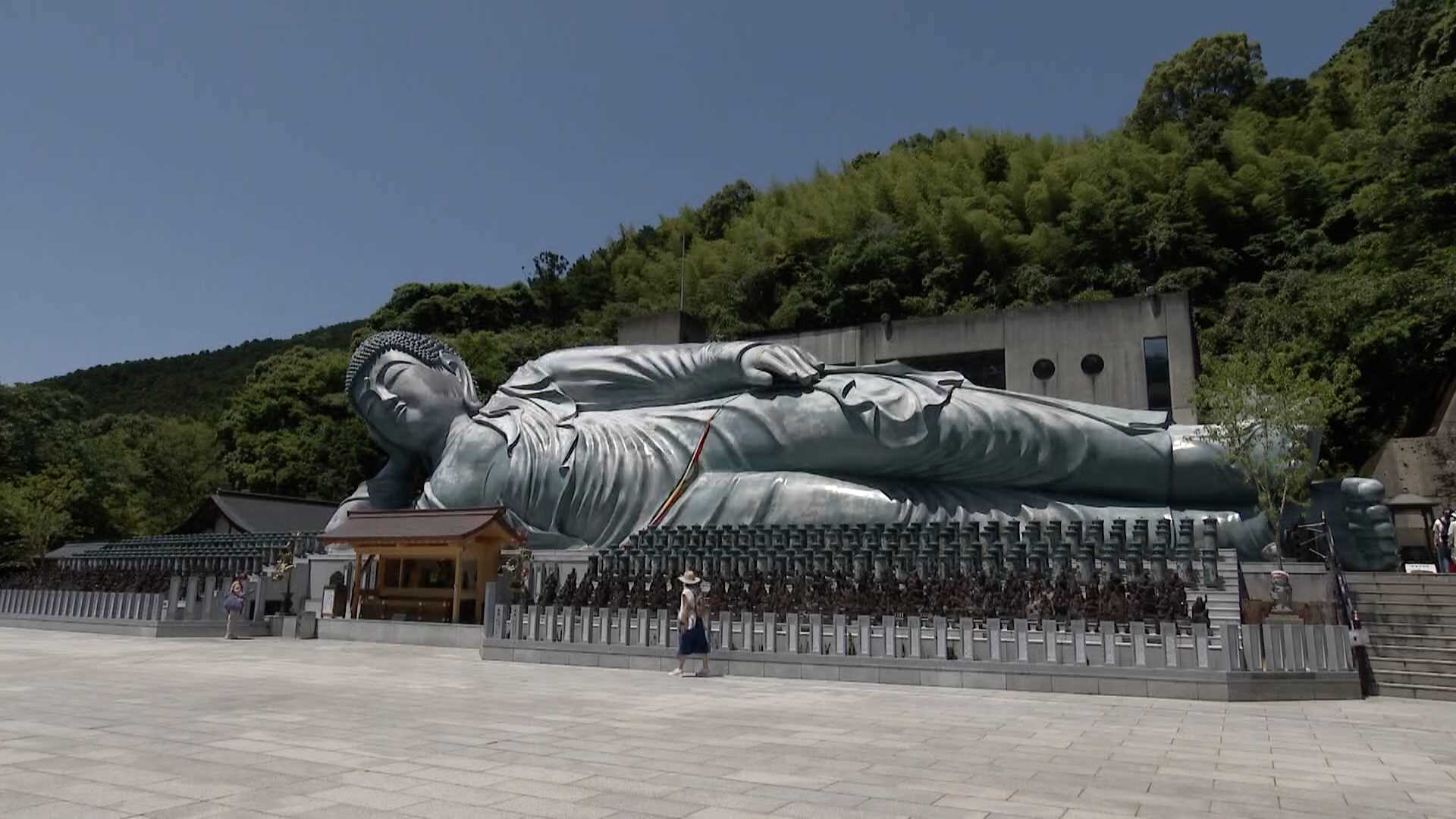 仏さんの後ろで音楽かけて踊ってYouTubeに流す”外国人観光客 「二重