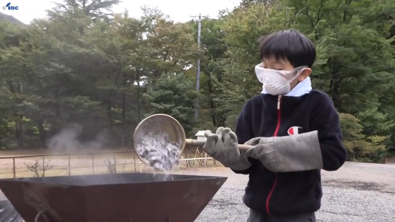 鉄鉱石「餅鉄」を原料に参加者が鉄づくり 1200度まで上昇した高炉から