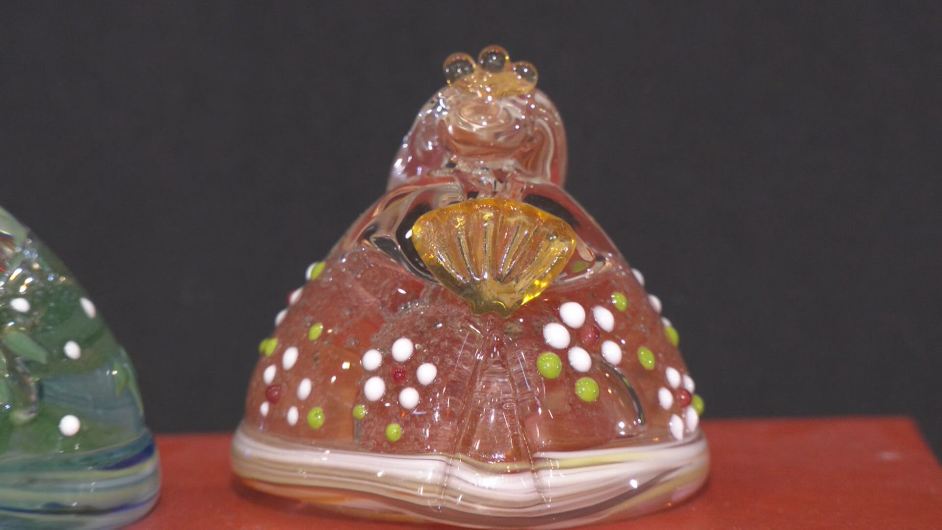 廃棄されたガラス瓶から生まれた“おひなさま”　丸くかわいらしいものやカラフルな十二単　ひとつひとつ手作りで