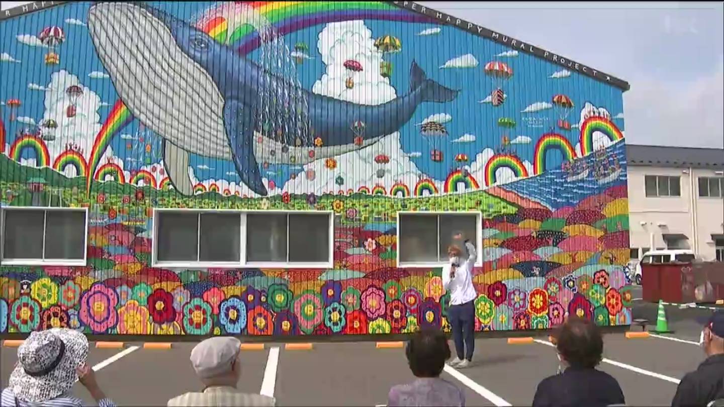 被災地に笑顔を」倉庫に巨大壁画お目見え ″空飛ぶクジラ”に願いを込め