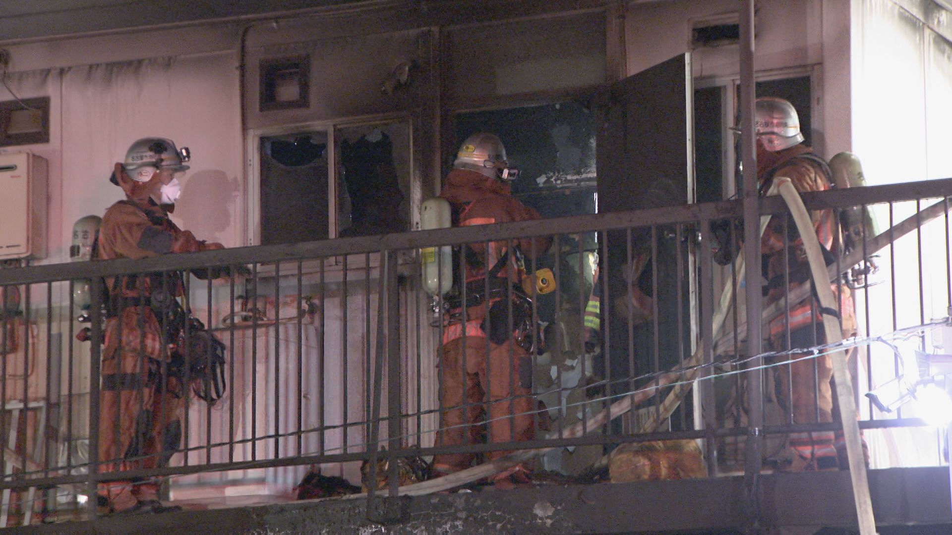 「2階から火が出ている」2階建てアパートで火災　80代男性救出も死亡確認