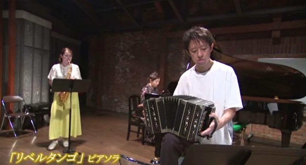 世界に5人いるかいないか」タンゴの楽器でバッハを奏でる日本人初の