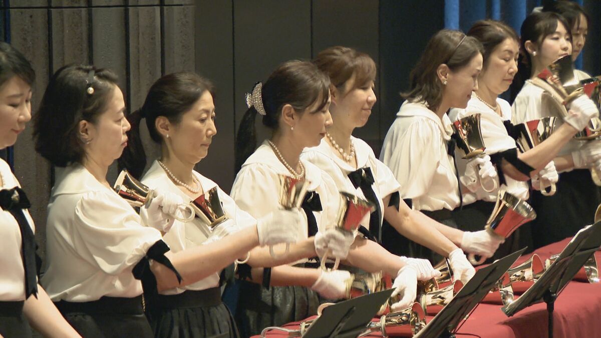 銀行でハンドベルコンサート 金城学院OGの皆さんが冬を感じさせる優しい音色を披露 三菱UFJ銀行名古屋ビル
