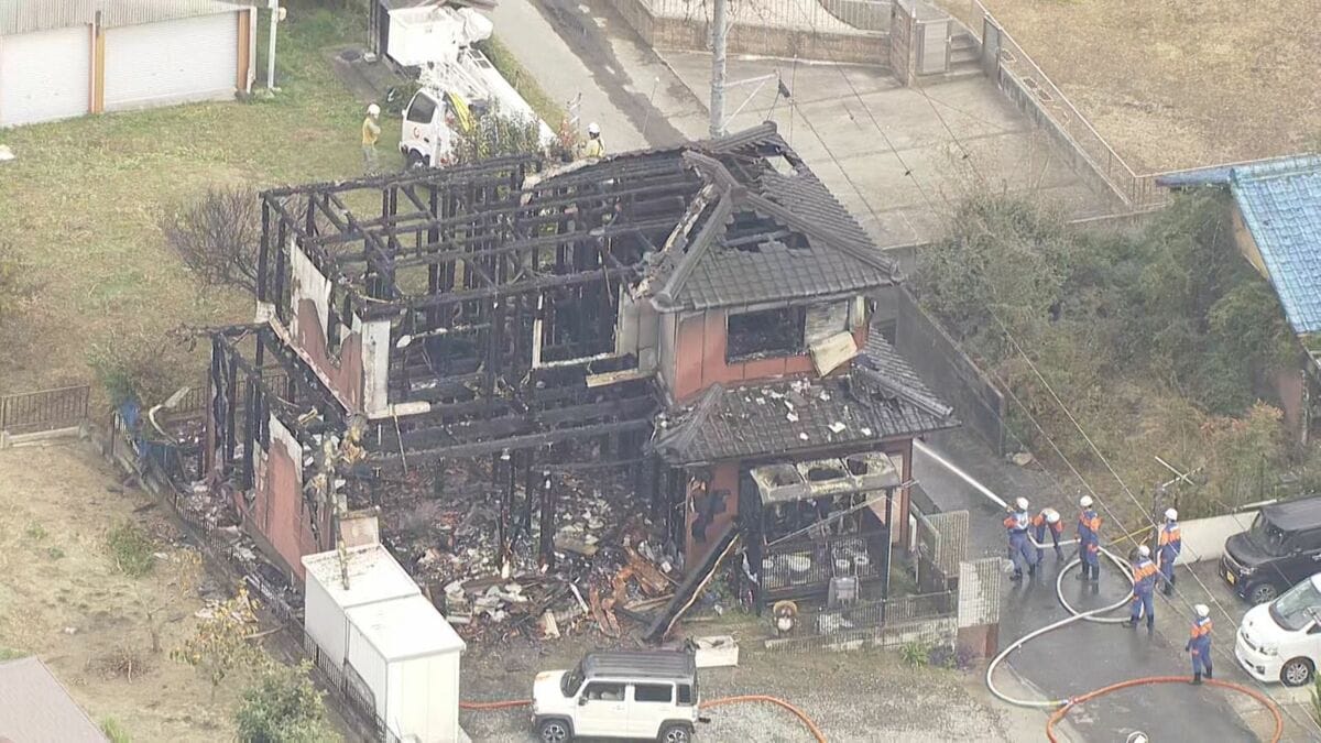 ｢建物から火が出ている｣ 住宅火災で焼け跡から1人の遺体 この家に住む85歳の女性か 三重･鈴鹿市