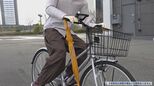 ぶら下げた傘が前輪に巻き込まれ転倒…この時期注意、自転車のNG行動 来年からは反則金も|TBS NEWS DIG