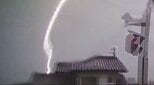「ワー！落ちた…！」雷鳴とともに、太く凄まじい稲光が…住宅に落雷で火災「道路に屋根瓦が散乱…」ひょうや床上浸水も…長野県内は湿った空気の影響で激しい雨　|　SBC NEWS | 長野のニュース | SBC信越放送