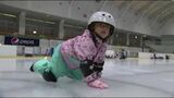 外は炎天下　中は10度でヒンヤリ　始めは手足をついて“這い這い”の姿勢から　岡谷市で園児がスケートを体験　（長野）|TBS NEWS DIG