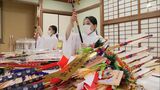 「新年をすがすがしい気持ちで健康で過ごせるように」巫女たちが「大鏑矢」や「破魔矢」などを準備—静岡・富士山本宮浅間大社|TBS NEWS DIG