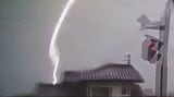「ワー！落ちた…！」雷鳴とともに、太く凄まじい稲光が…住宅に落雷で火災「道路に屋根瓦が散乱…」ひょうや床上浸水も…長野県内は湿った空気の影響で激しい雨|TBS NEWS DIG