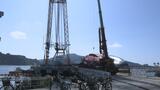 横転した全長40メートルの巻き網漁船　大型クレーンでつり上げ作業始まる　宮城・気仙沼市　|　宮城のニュース│tbc NEWS│tbc東北放送