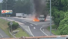 【動画あり】「爆発音も」東北道のパーキングエリアでトラックから炎噴き出す　運転席には人が|TBS NEWS DIG
