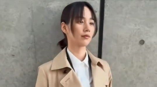 【のん】クールなトレンチコート姿で「刑事ドラマやりたいっ」CM撮影時のオフショット動画を公開|TBS NEWS DIG