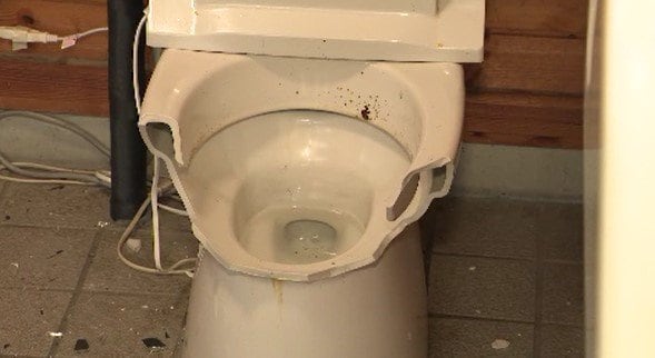 公衆トイレの便器が激しく壊され…相次ぐ被害、なぜ？備え付けの鏡と窓ガラスも割られ…長野・駒ヶ根市の公園など少なくとも5か所「悲惨な状況で壊され、非常に残念」市では被害届、警察が捜査　|　SBC NEWS | 長野のニュース | SBC信越放送