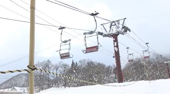 リフトに乗っていた22歳女性が宙づりになり死亡…運行会社が再発防止策…長野・小谷村のスキー場…オーストラリア国籍女性がリフトの終点で降りられず…バックパックの一部がリフト座席にはさまり引きずられる形に　|　SBC NEWS | 長野のニュース | SBC信越放送