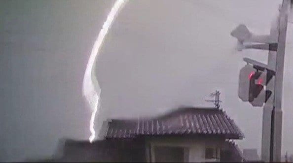 「ワー！落ちた…！」雷鳴とともに、太く凄まじい稲光が…住宅に落雷で火災「道路に屋根瓦が散乱…」ひょうや床上浸水も…長野県内は湿った空気の影響で激しい雨　|　SBC NEWS | 長野のニュース | SBC信越放送