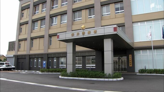 「裁判所を名乗る者が来ている」警察官が駆け付けると…自宅アパートの外壁を素手で叩き割ったか 60歳無職男を逮捕=静岡県警　|　静岡のニュース | SBSNEWS | 静岡放送