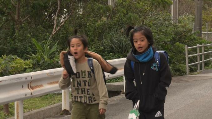 県内最低気温を記録した国頭村・奥　普段は薄着の子どもたちも万全の防寒対策　強い北風に船の便は全便欠航|TBS NEWS DIG