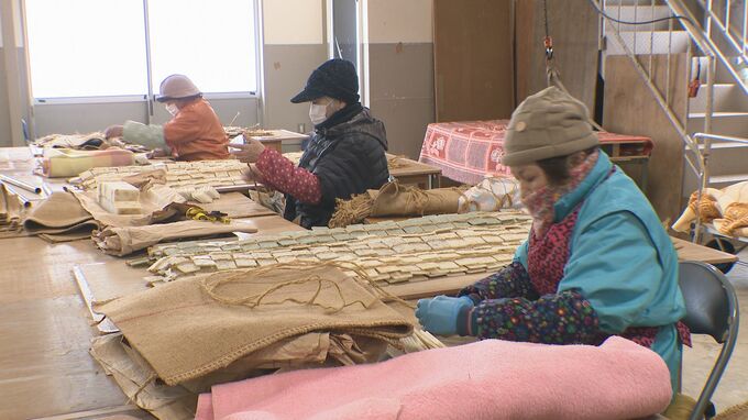 極寒の手作業 鮮やかなカーテンかきもちづくり　|　石川県のニュース｜MRO北陸放送