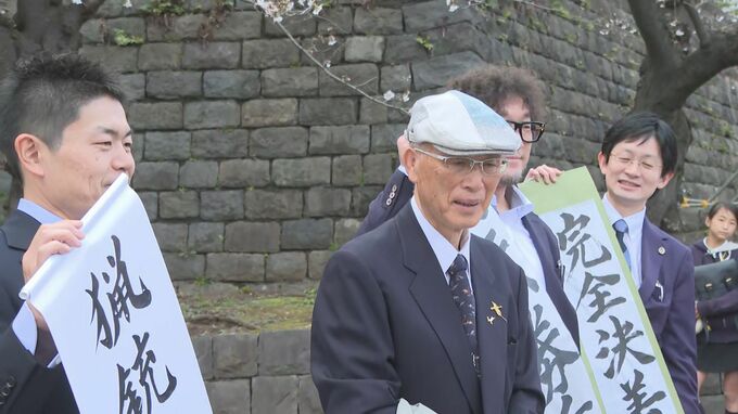 最高裁判決を受けて挨拶する池上治男さん