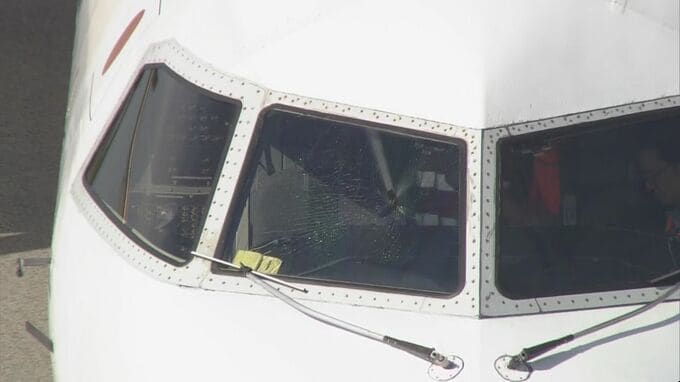 大阪・伊丹発 仙台行の全日空機が新潟空港に緊急着陸　コックピット右側の窓ガラスにひび　乗客・乗員64人にけがなし|TBS NEWS DIG
