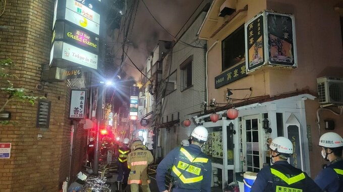 東京・文京区湯島のビルで火事 60歳ぐらいの男性が一時意識不明 もう1人逃げ遅れがいるという情報も 警視庁|TBS NEWS DIG