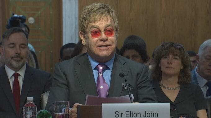 エルトン・ジョン（77）が舞台で「目が見えなくなった」と公表　世界的シンガー・ソングライター |TBS NEWS DIG