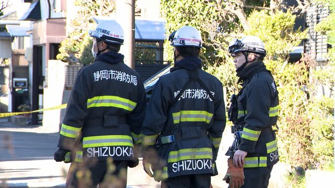 建物2階から出火か…静岡市で住宅火災住人の高齢夫婦が搬送される＝静岡市|TBS NEWS DIG