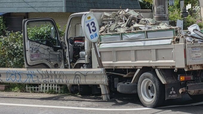 国道135号でトラックと車2台関連の事故 トラックは電柱に衝突、3人重軽傷 現場は一時交通規制＝静岡・下田市|TBS NEWS DIG