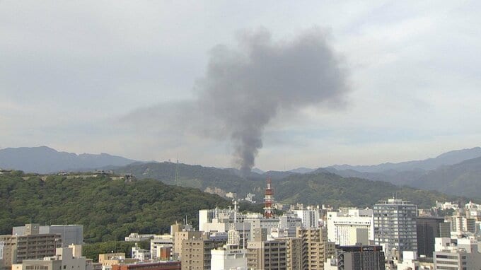 倉庫や資材置き場が全焼 消防車など15台出動し消火活動中　けが人なし　愛媛|TBS NEWS DIG