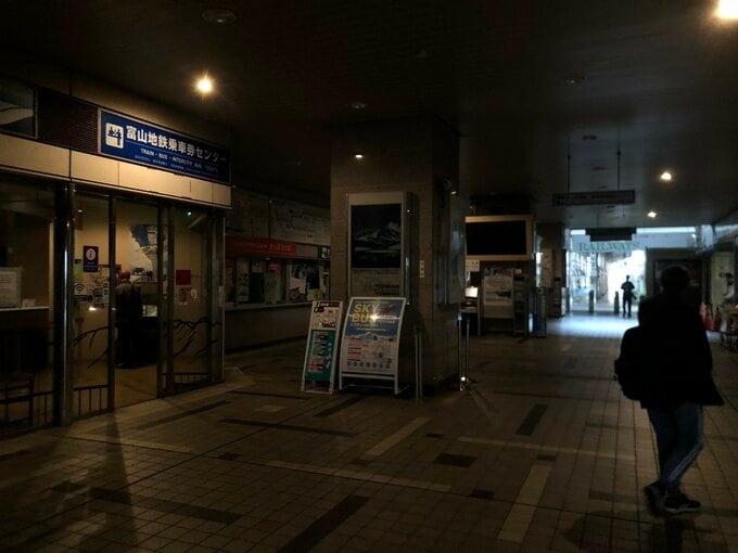 富山市中心部で大規模停電　富山駅構内も真っ暗　信号機が消えホテルにチェックインできないなどの混乱も　落雷の影響か　|　富山のニュース｜天気・防災｜チューリップテレビ