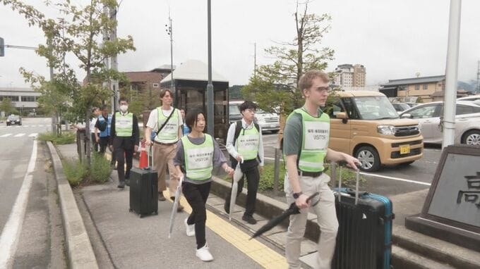 地震で公共交通機関がストップ 家に帰れない… 帰宅困難者が大勢いる想定 岐阜･JR高山駅で誘導訓練 外国人観光客への対応も |TBS NEWS DIG