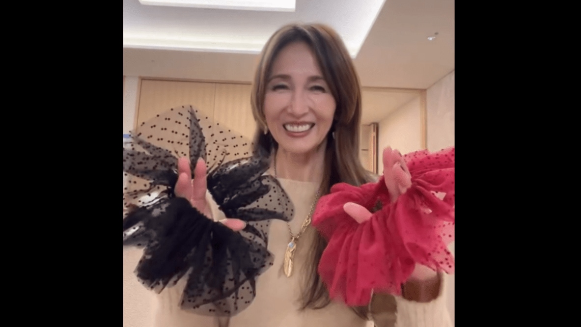 工藤静香 】 「何回もやり直した」 こだわりのグッズを実演紹介 「一緒