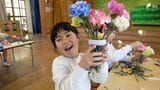 フラワーアレンジメントを園児が体験 好きな色のカーネーション選び、ペットボトルに飾りつけ=静岡・西伊豆町|TBS NEWS DIG