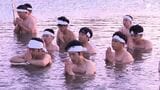 大寒 天竜川で「みそぎ」若手神職ら25人、水温7℃の川に入り身を清め心と体鍛える＝浜松市中央区|TBS NEWS DIG