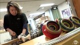 雪の上でも回るコマ「ずぐり」制作の最盛期迎える　こけし工人が1つ1つ手作業で仕上げる　|TBS NEWS DIG