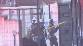 【速報】「人がコンテナの下敷きに」 コンテナ崩れ男性作業員1人が下敷きか 東京・大田区令和島 警視庁|TBS NEWS DIG