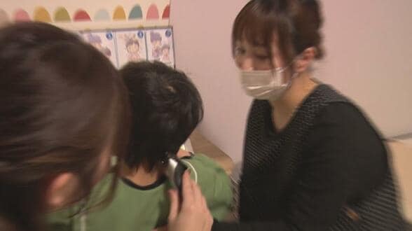 「髪を切るのが怖い」子どもたちへ… “できた！” を重ねる「スマイルカット」美容師と保育士の連携　散髪を嫌がる・座れない子を支える　|　富山のニュース｜天気・防災｜チューリップテレビ