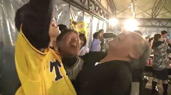 「みんなよくやった」阪神タイガース38年ぶりの日本一に喜び爆発　虎ファン70人が集まり熱い声援　その瞬間歓喜の抱擁|TBS NEWS DIG