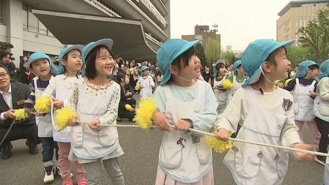 県庁に「こいのぼり」がやってきた！　園児が知事と一緒に掲揚　元気いっぱいのダンスを披露　岩手|TBS NEWS DIG