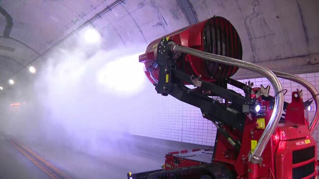 無人走行放水車で消火活動 三瀬トンネルで多重事故を想定した防災訓練|TBS NEWS DIG