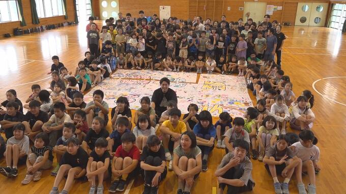 全校児童138人がアーティスト・GOMAさんと一緒に「学校旗づくり」　青森県・平川市立猿賀小学校　統合創立50周年を記念して　|　青森のニュース│ATV NEWS│青森テレビ