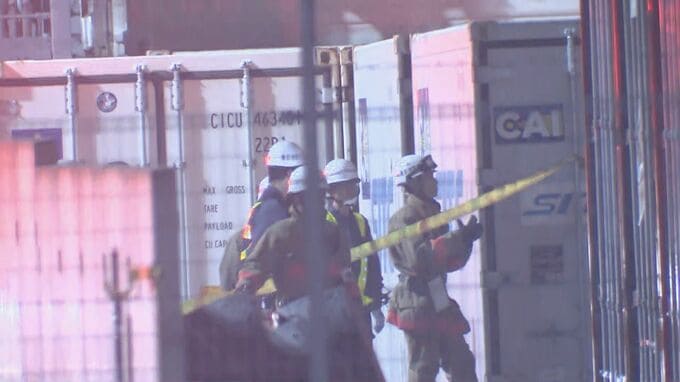 【速報】「人がコンテナの下敷きに」　コンテナ崩れ男性作業員1人が下敷きか　東京・大田区令和島　警視庁|TBS NEWS DIG