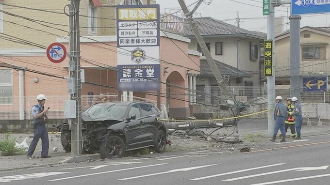 宇都宮市で乗用車が電柱に衝突する事故　電柱が根元から折れる　運転手の男性（20代）が意識不明で搬送もその後死亡|TBS NEWS DIG