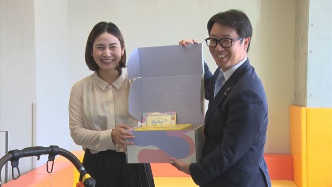 赤ちゃん用品など詰め合わせ　「ごうつベイビーボックス」贈呈式　|　BSSニュース | BSS山陰放送