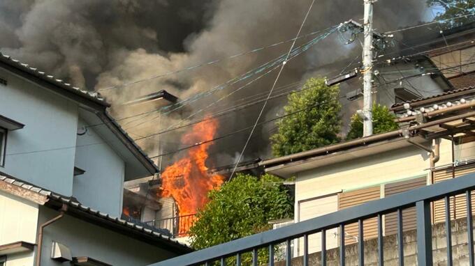 【速報】長崎市西山本町で建物火災　斜面地の住宅密集地から黒煙と炎　住民ら2人搬送|TBS NEWS DIG