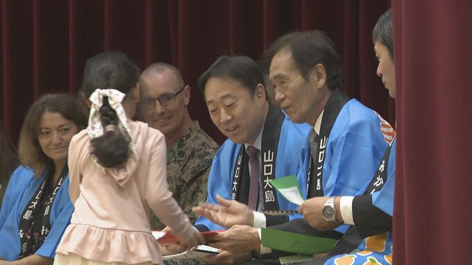 甘くて果汁たっぷり･･･アメリカの子どもたちにも大人気・周防大島産ミカンを米軍岩国基地の子供たちに贈呈　山口・岩国　|　山口のニュース・天気・防災｜tys NEWS｜ｔｙｓテレビ山口