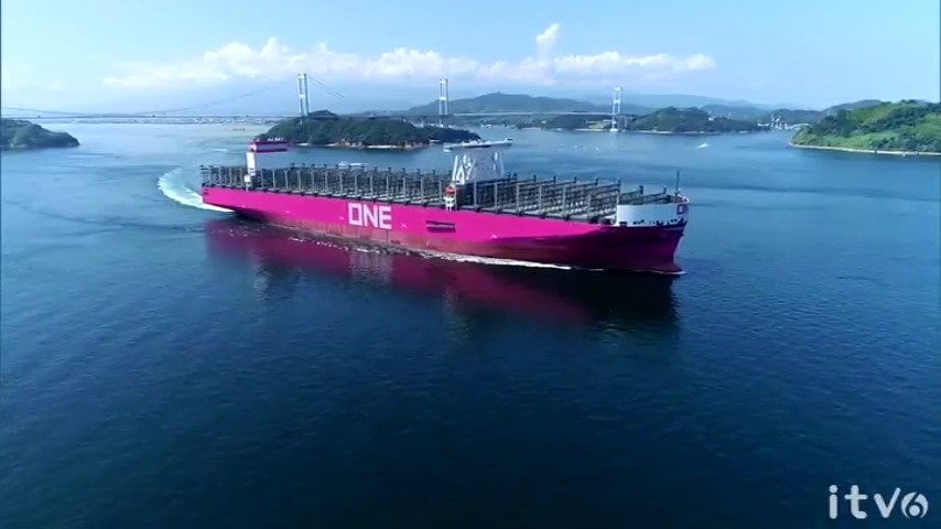 もはや建造物」長さ400m！世界最大級コンテナ船に潜入！巨大船を