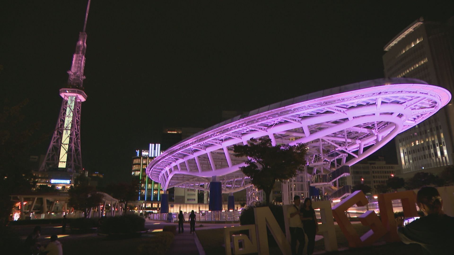 タワーも橋もピンク色にライトアップ　10月は｢ピンクリボン月間｣ 乳がん検診を呼びかけ